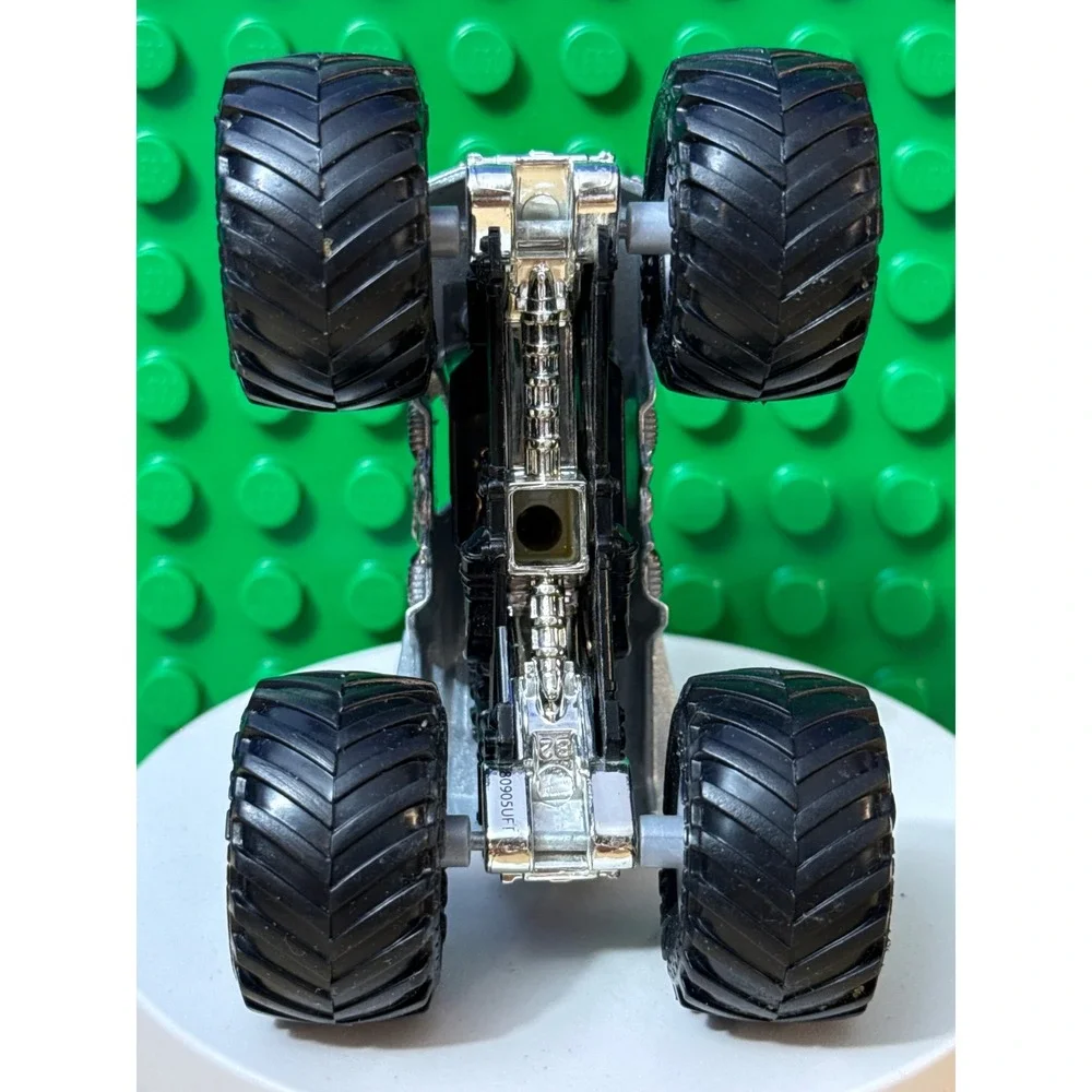 Monster Jam Max-D Maximum Destruction Silver 1:64 Die-Cast Monster Truck BKT